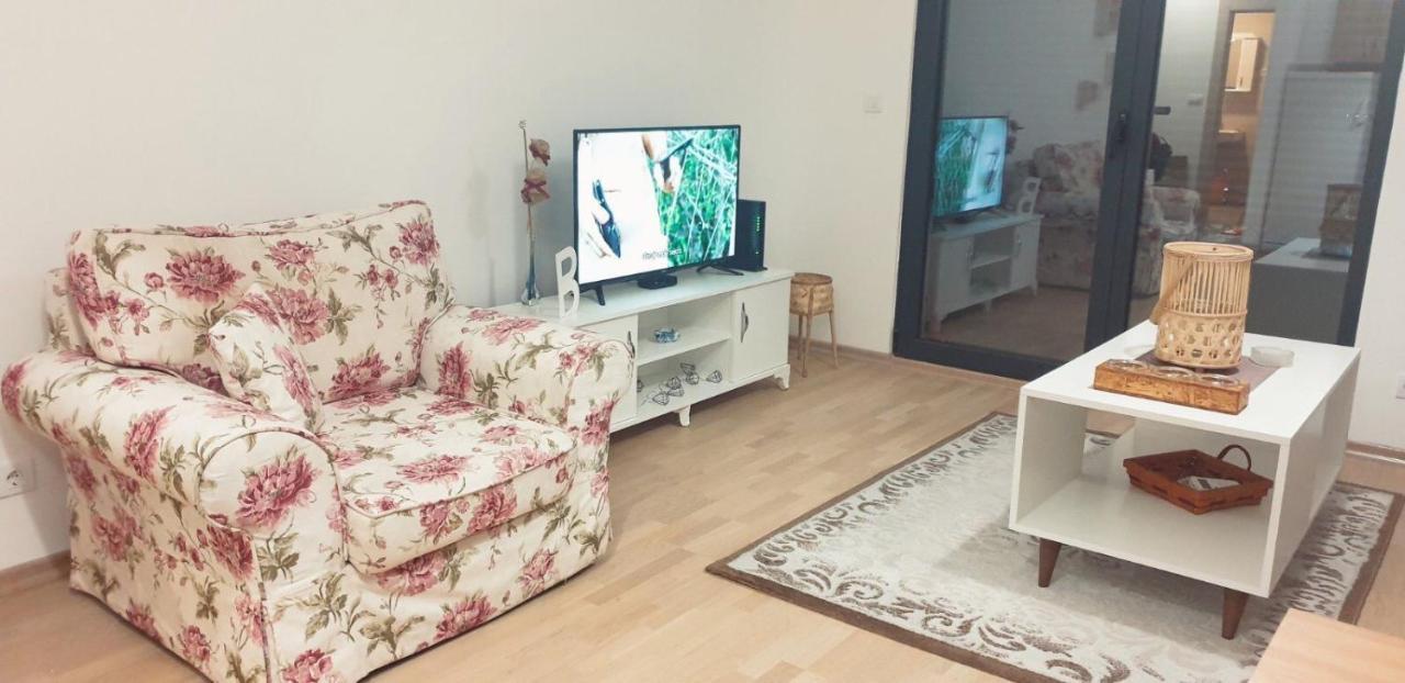 Lovely Pink Flat Apartment Подгорица Екстериор снимка